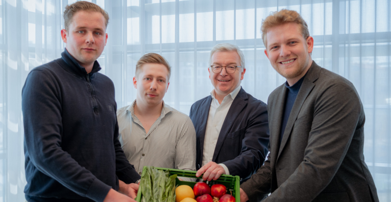 Die afreshed-Gründer mit dem Raiffeisen-Chef vlnr. Lukas Forsthuber, Maximilian Welzenbach, Michael Höllerer und Bernhard Bocksrucker | (c) afreshed