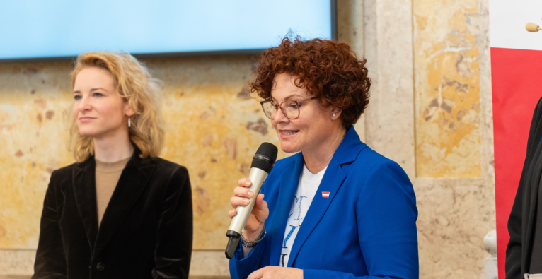 Wissenschaftsministerin Eva-Maria Holzleitner und Startup-Staatssekretärin Elisabeth Zehetner bei der Startup-Monitor-Präsentation | (c) Tobias Gärtner