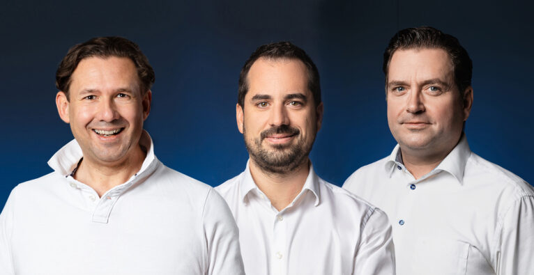 Das Lamie-Management-Team (vlnr.) CEO Christian Pedak, Head of Prodcut Management Thomas Aumayr, CRO Roland Pedak | stehen vor blauem Hintergrund in einem weißen Hemd (c) Lamie