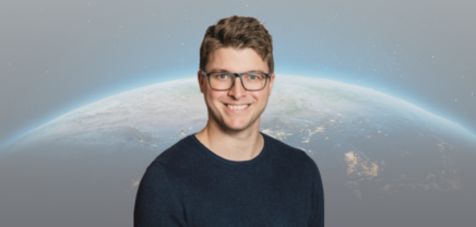 CEO von Terra Atmos Yannick Back lächelt in die Kamera. Im Hintergrund ist die Erdoberfläche zu sehen.