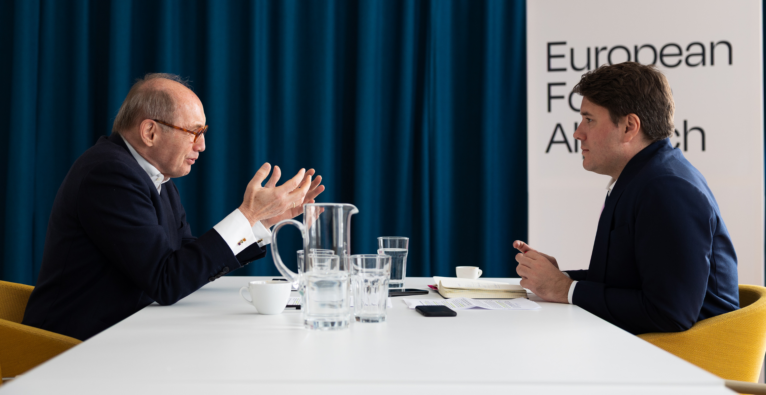 Othmar Karas und Martin Pacher vom brutkasten sitzen an einem Tisch und führen ein Interview (c) Hannah Fasching