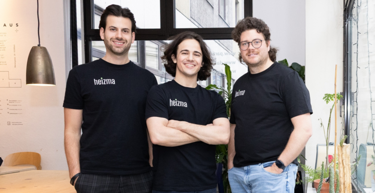 Die Serienunternehmer Alexander Valtingojer, Michael Kowatschew und Valentin Perkonigg haben Heizma gegründet. Sie stehen in einem schwarzen Heizma Shirt vor der Kamera.