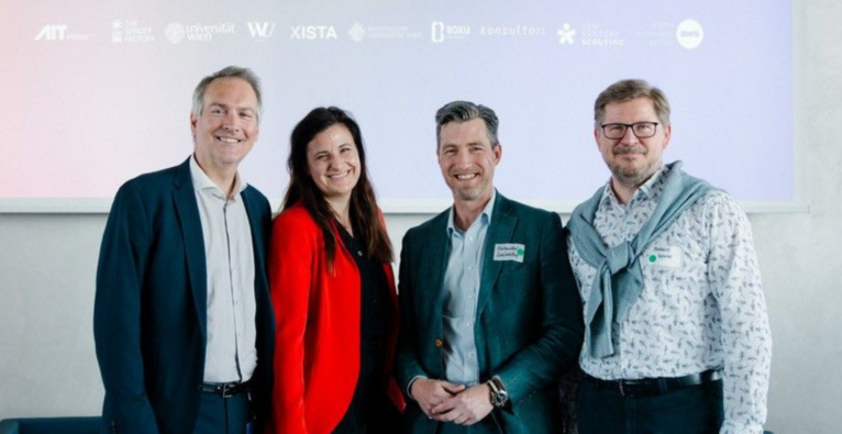 Peter Ertl (Technische Universität Wien), Bernadette Kamleitner (WU Wirtschaftsuniversität Wien), Alexander Svejkovsky (Austrian Institute of Technology), Markus Wanko (XISTA) stehen vor einer Leinwand (c) Franziska Safranek
