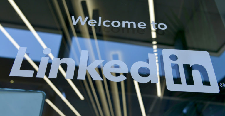 LinkedIn-Schriftzug auf einer Glastür