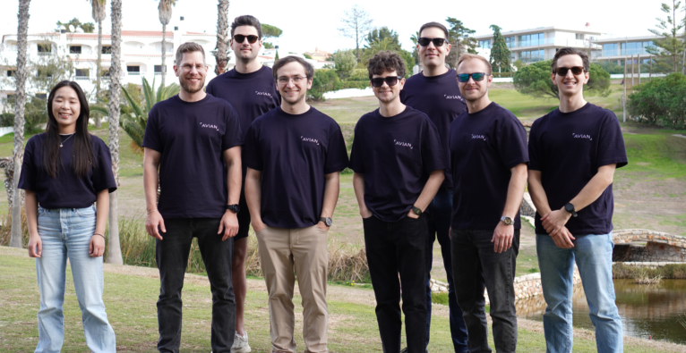 Das Avian Team, 8 Personen, stehen in einem Avian Shirt in einem Garten und schauen in die Kamera (c) avian