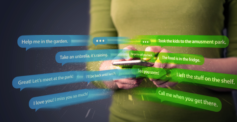 Eine Frau tippt auf einem Handy, daneben sind grüne und blaue Chateinträge zu sehen. (c) ESBBasics
