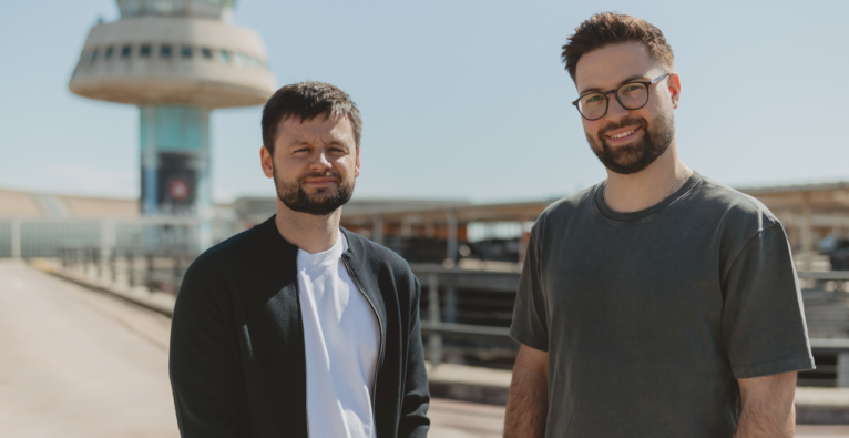 Technologieunternehmer Nikita Kaeshko und ehemaliger Linienpilot Leo Kotil sind Gründer von Overwatch AI (c) Overwatch AI- Sie stehen auf einem Flughafengelände