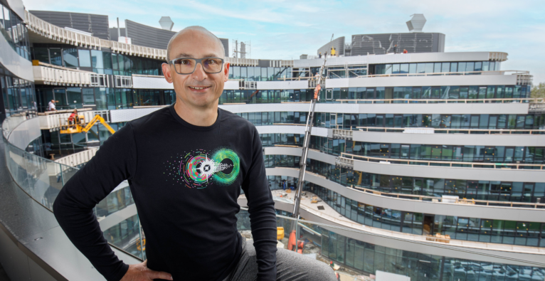 Bernd Greifeneder vor dem in Bau befindlichen neuen Dynatrace Campus in Linz | © Hermann Wakolbinger