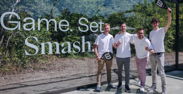 Die Gründer von smash stehen auf ihrem ersten Padel Platz und feiern ihren Erfolg (c) Christine Miess