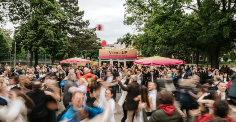 Festivalgelände bei der ViennaUP, sehr viele Menschen tummeln sich herum.