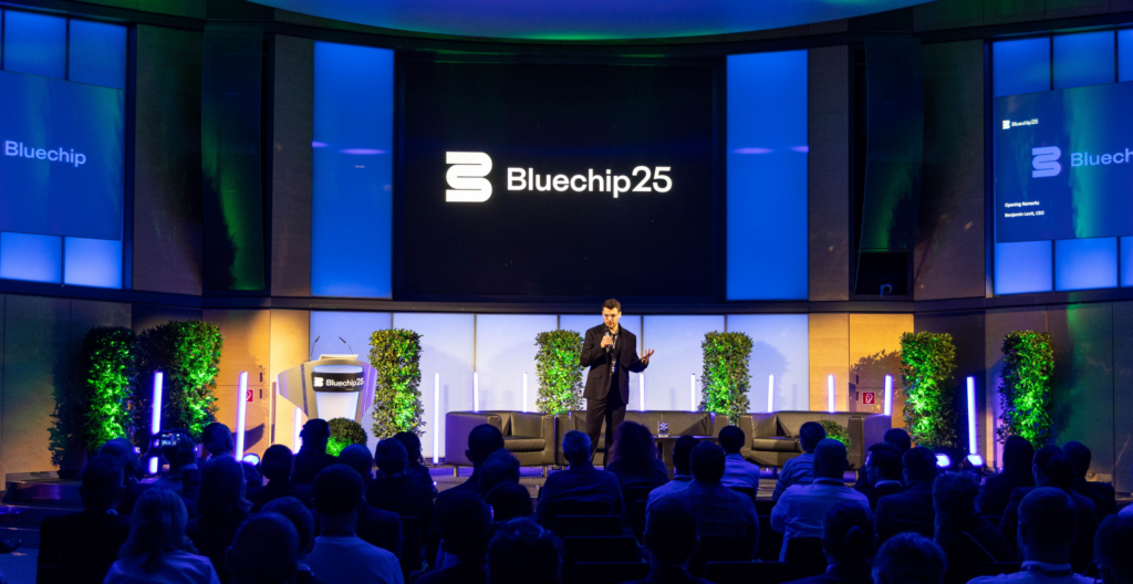 Benjamin Levit auf der von Bluechip und Raiffeisen Bank International (RBI) veranstalteten „Crypto Safety Con ference“ in Wien im November 2025. Er steht auf der Bühne und spricht