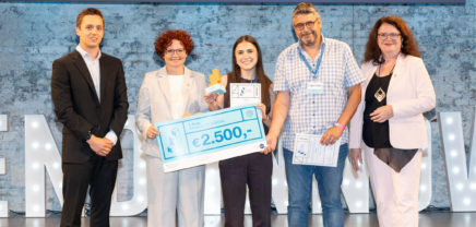 Alice Hristov (Mitte) bei der Preisverleihung des Bundeswettbewerbs Jugend Innovativ 2026
