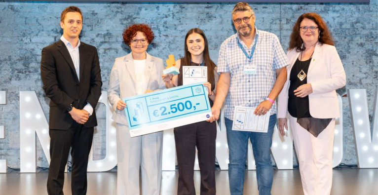 Alice Hristov (Mitte) bei der Preisverleihung des Bundeswettbewerbs Jugend Innovativ 2026