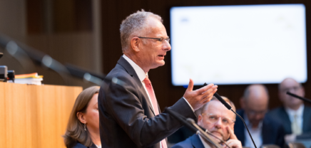 Finanzminister Markus Marterbauer bei der Budget-Rede