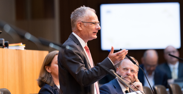 Finanzminister Markus Marterbauer bei der Budget-Rede