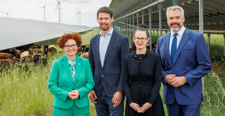 (v.l.n.r.) Staatssekretärin Elisabeth Zehetner, CEO Lukas Püspök, Vorstandvorsitzende Erste Bank Gerda Holzinger-Burgstaller und EIB-Vizepräsident Karl Nehammer kamen zur Eröffnung des Super-Hybrid Projekts. (c) Maria Hollunder