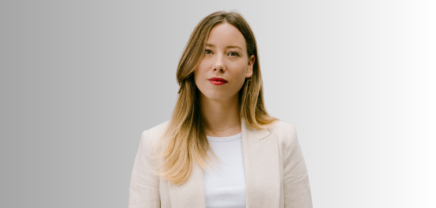 Elisabeth van Holthe tot Echten steht vor einer weißen Wand