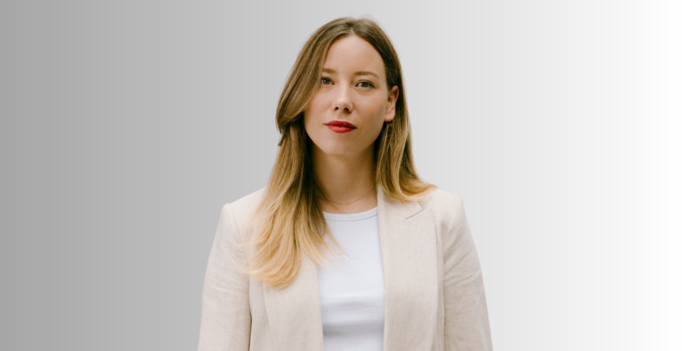 Elisabeth van Holthe tot Echten steht vor einer weißen Wand