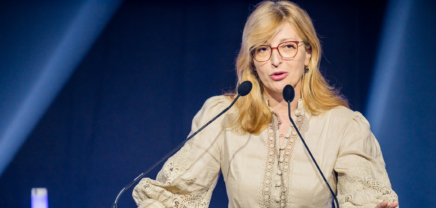 Ekaterina Zaharieva spricht beim European Innovation Council Summit in ein Mikro auf einer Bühen