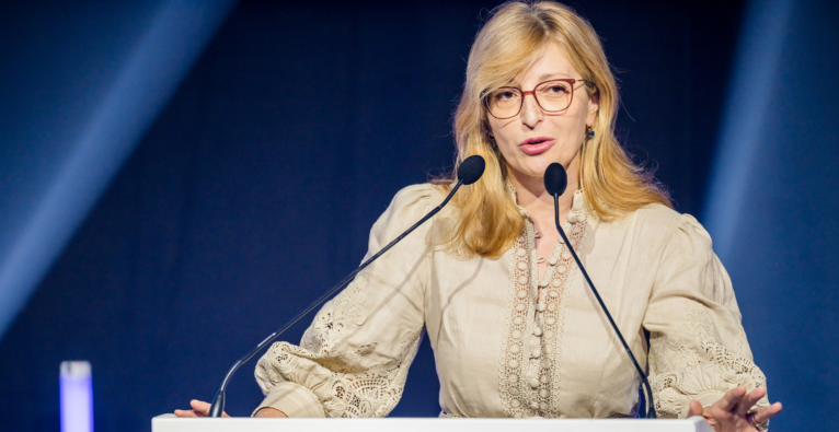Ekaterina Zaharieva spricht beim European Innovation Council Summit in ein Mikro auf einer B&uuml;hen