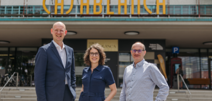 v.l. Thomas Gegenhuber, Linzer Wirtschafts- und Finanzstadtrat und Aufsichtsratsvorsitzender der Tabakfabrik Linz mit dem Tabakfabrik-Geschäftsführungs-Duo Denise Halak und Markus Eidenberger | (c) TabakfabrikLinz / MecGreenie