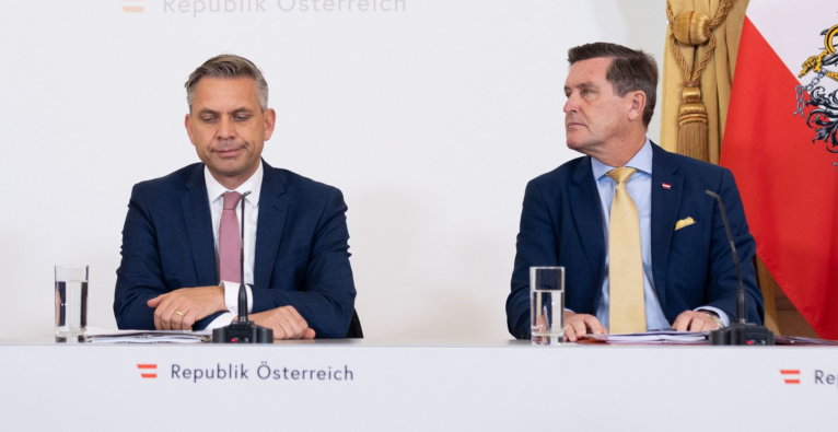 Wirtschaftsminister Wolfgang Hattmannsdorfer und Innovationsminister Peter Hanke (Archivbild) | (c) BKA/Paul Gruber