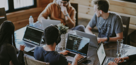 Personen im Büro an Laptops