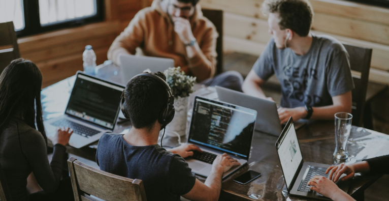 Personen im Büro an Laptops