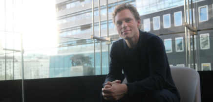 Scalable-Capital-Co-CEO Erik Podzuweit beim Interview in Wien | Foto: brutkasten