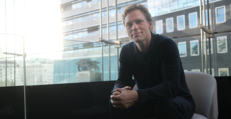 Scalable-Capital-Co-CEO Erik Podzuweit beim Interview in Wien | Foto: brutkasten