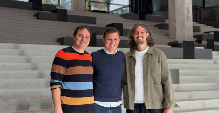 Das Helferline-Führungsteam (vl.) Janko Glavić (CTO) und die beiden Gründer Clemens Schmidgruber (CEO) und Alexander Niederhofer (COO) | (c) Helferline