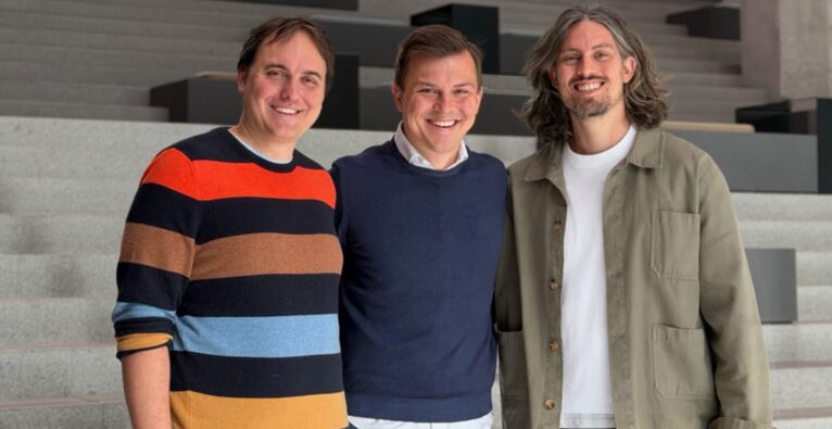 Das Helferline-Führungsteam (vl.) Janko Glavić (CTO) und die beiden Gründer Clemens Schmidgruber (CEO) und Alexander Niederhofer (COO) | (c) Helferline
