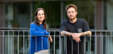 Marie Pierer, Designerin und Mitgründerin von Studio Furore, und Nino Groß, Head of Brand & Communications bei Instahelp | © Niki Pommer