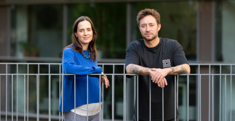 Marie Pierer, Designerin und Mitgründerin von Studio Furore, und Nino Groß, Head of Brand & Communications bei Instahelp | © Niki Pommer